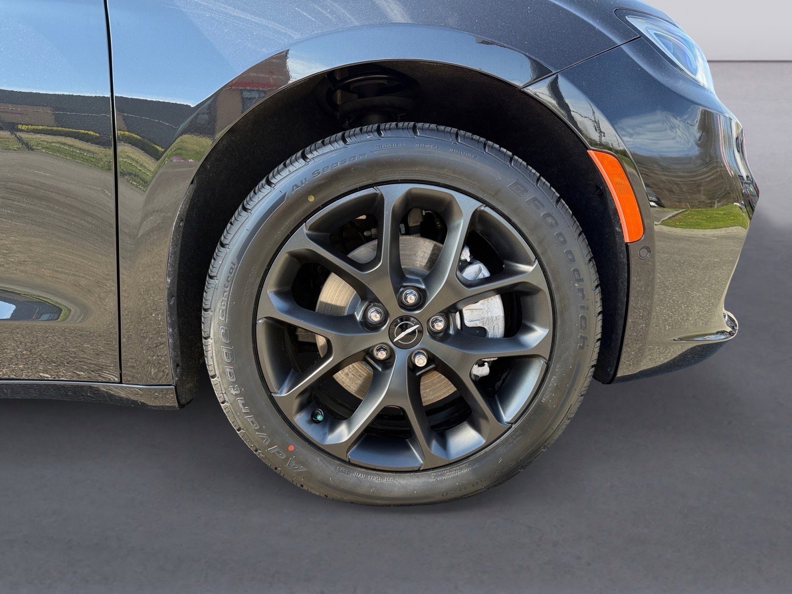 Used 2023 Chrysler Pacifica Limited w/ Uconnect Theater Family Group image 9