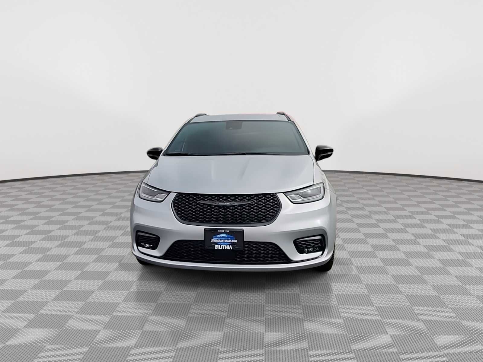 New 2026 Chrysler Pacifica Select w/ S Appearance Package image 3