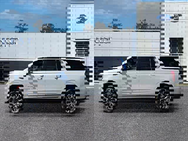 Used 2023 GMC Yukon XL Denali Ultimate AWD/4WD image 4