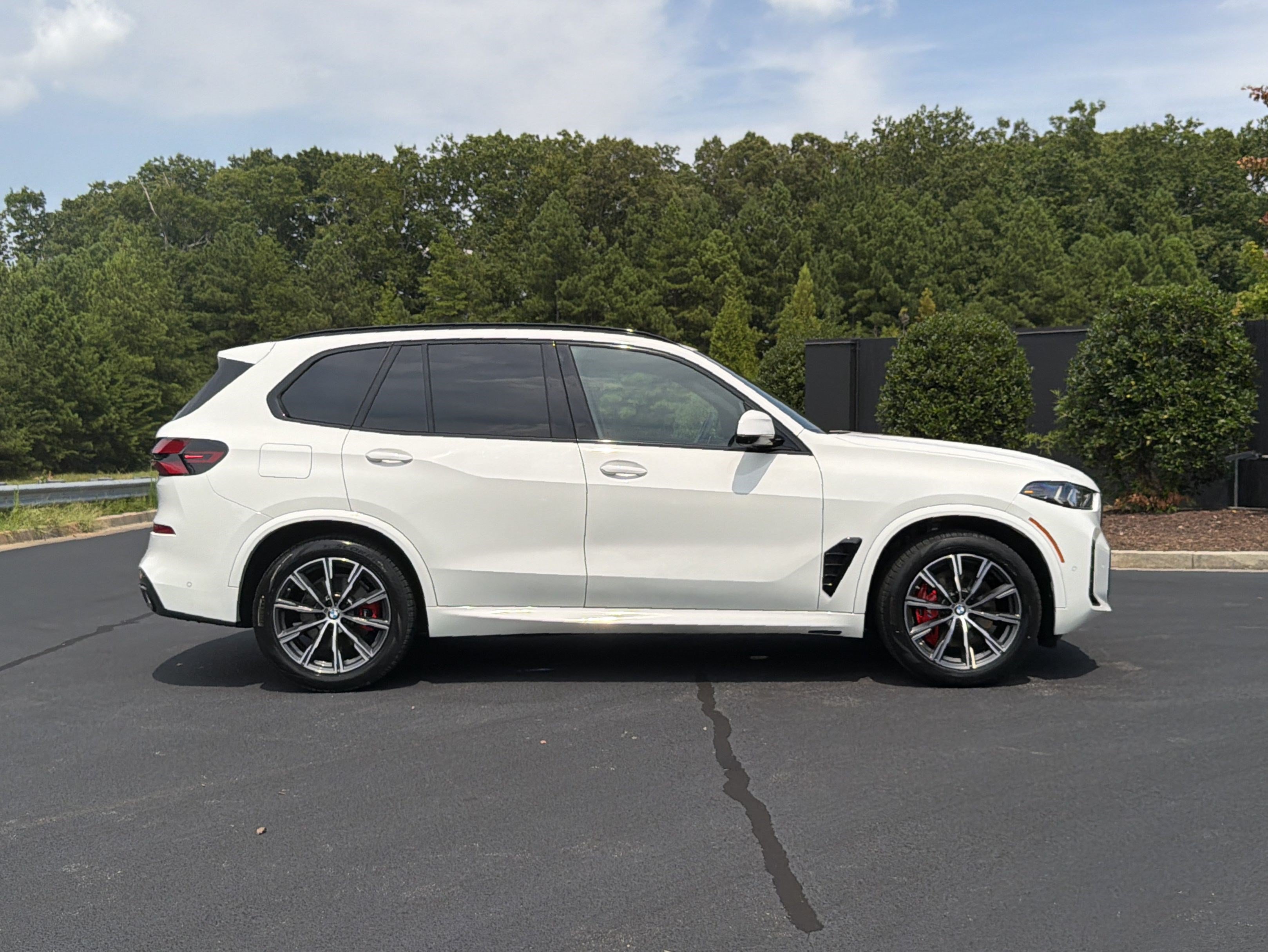 Used 2024 BMW X5 xDrive40i w/ M Sport Package AWD/4WD image 5