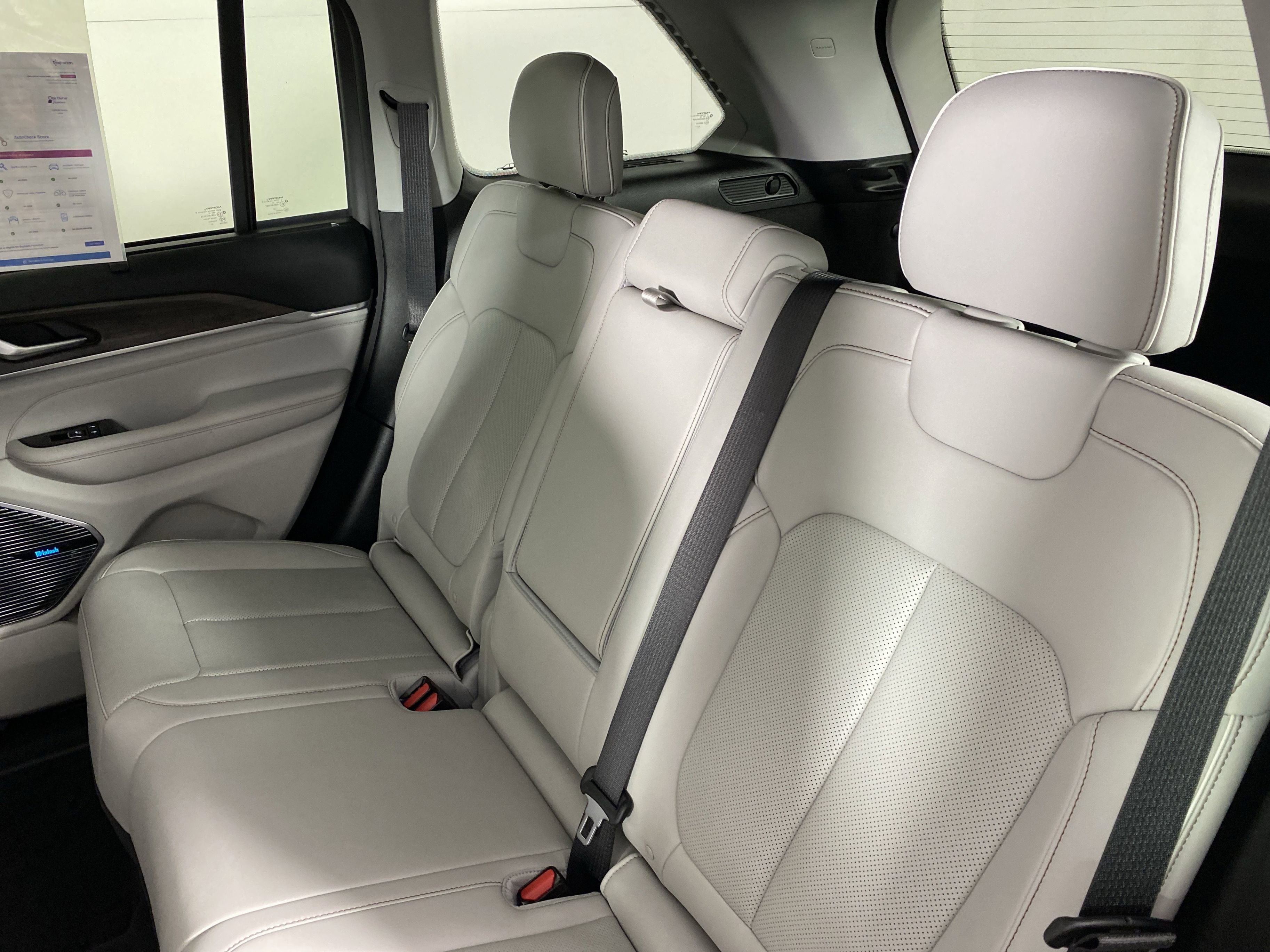 Used 2022 Jeep Grand Cherokee Overland w/ Luxury Tech Group IV image 33