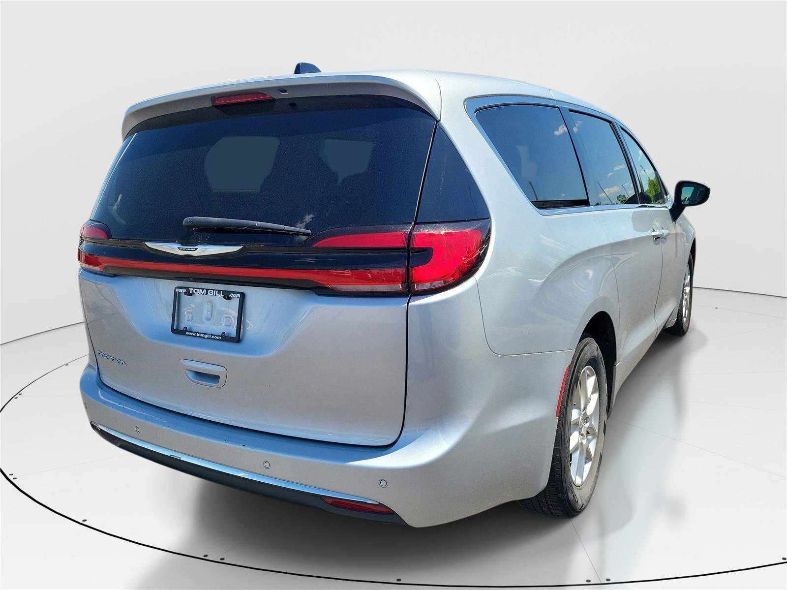 Used 2023 Chrysler Pacifica Touring-L FWD image 4