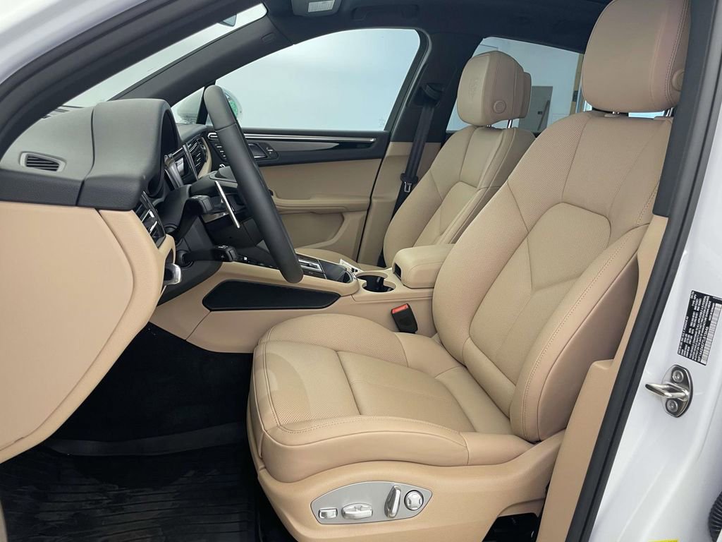 New 2026 Porsche Macan AWD/4WD image 5