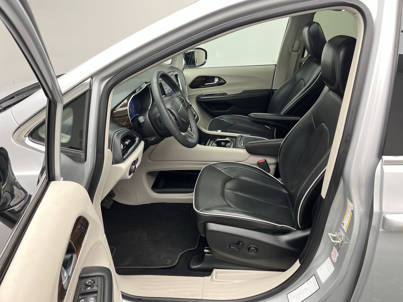 Used 2024 Chrysler Pacifica Limited FWD image 3