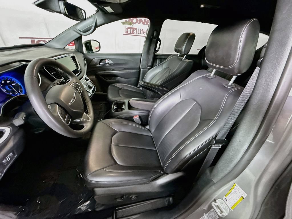 Used 2025 Chrysler Pacifica Select FWD image 26