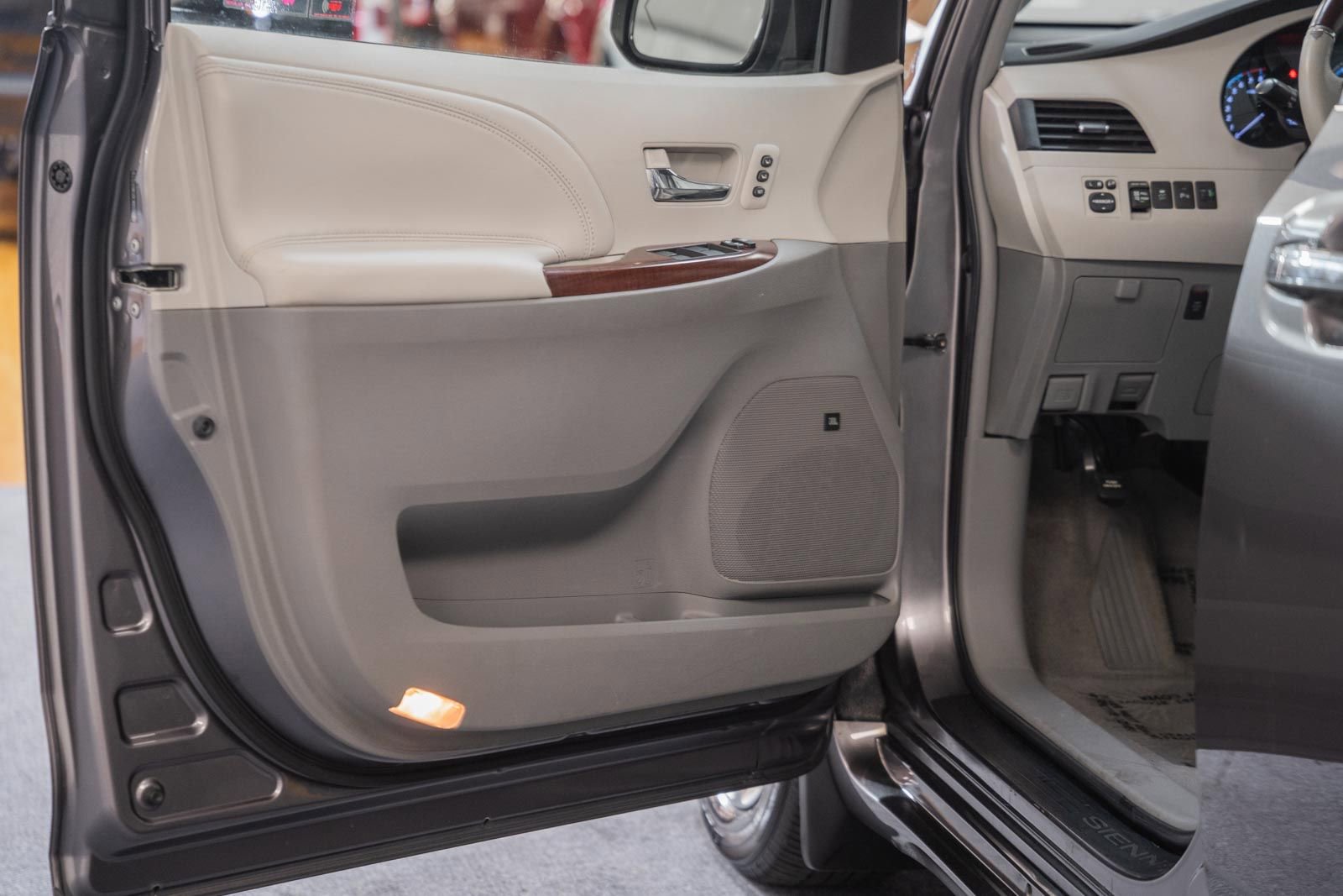 Used 2011 Toyota Sienna Limited w/ Premium Pkg image 46