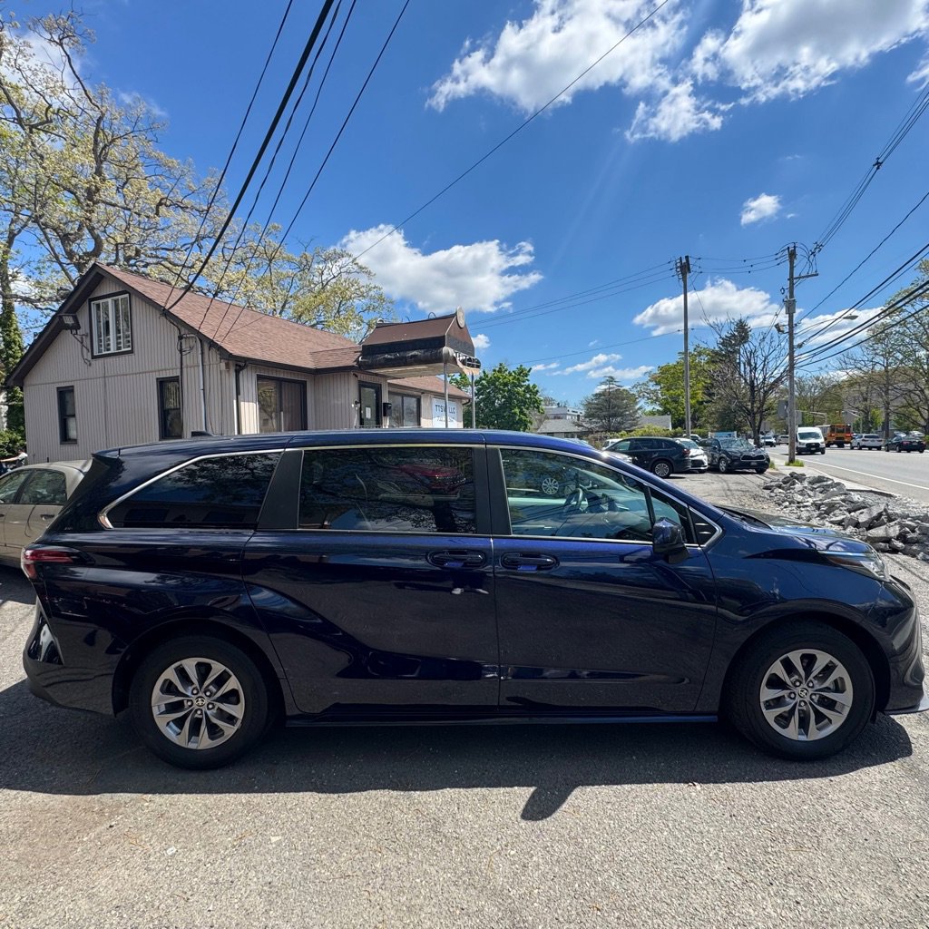 Used 2022 Toyota Sienna LE AWD/4WD image 6