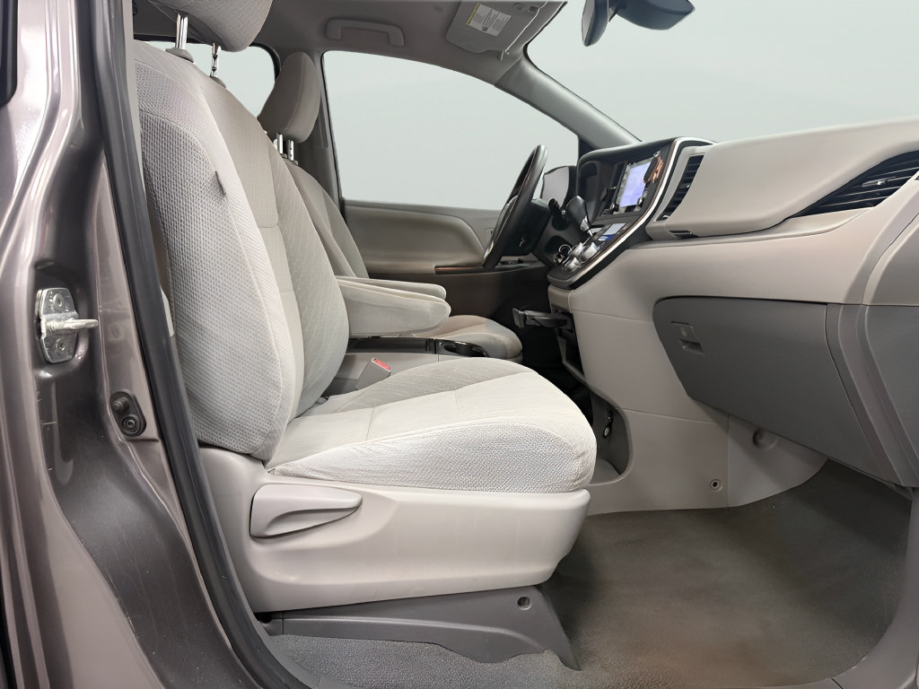 Used 2020 Toyota Sienna LE FWD image 14