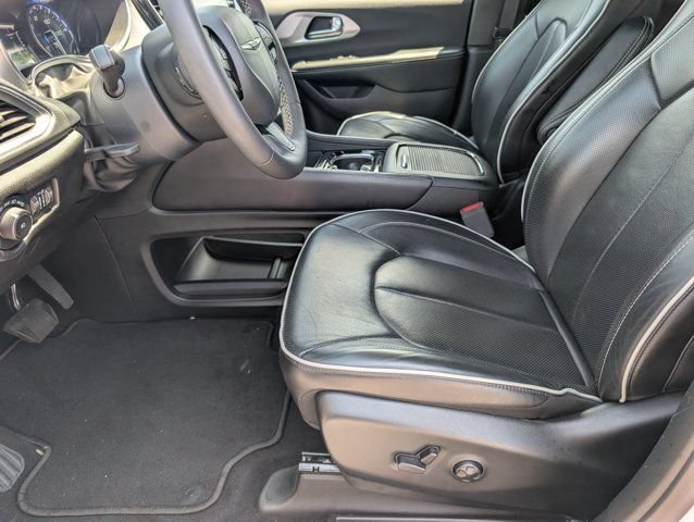 Used 2025 Chrysler Pacifica Limited FWD image 15