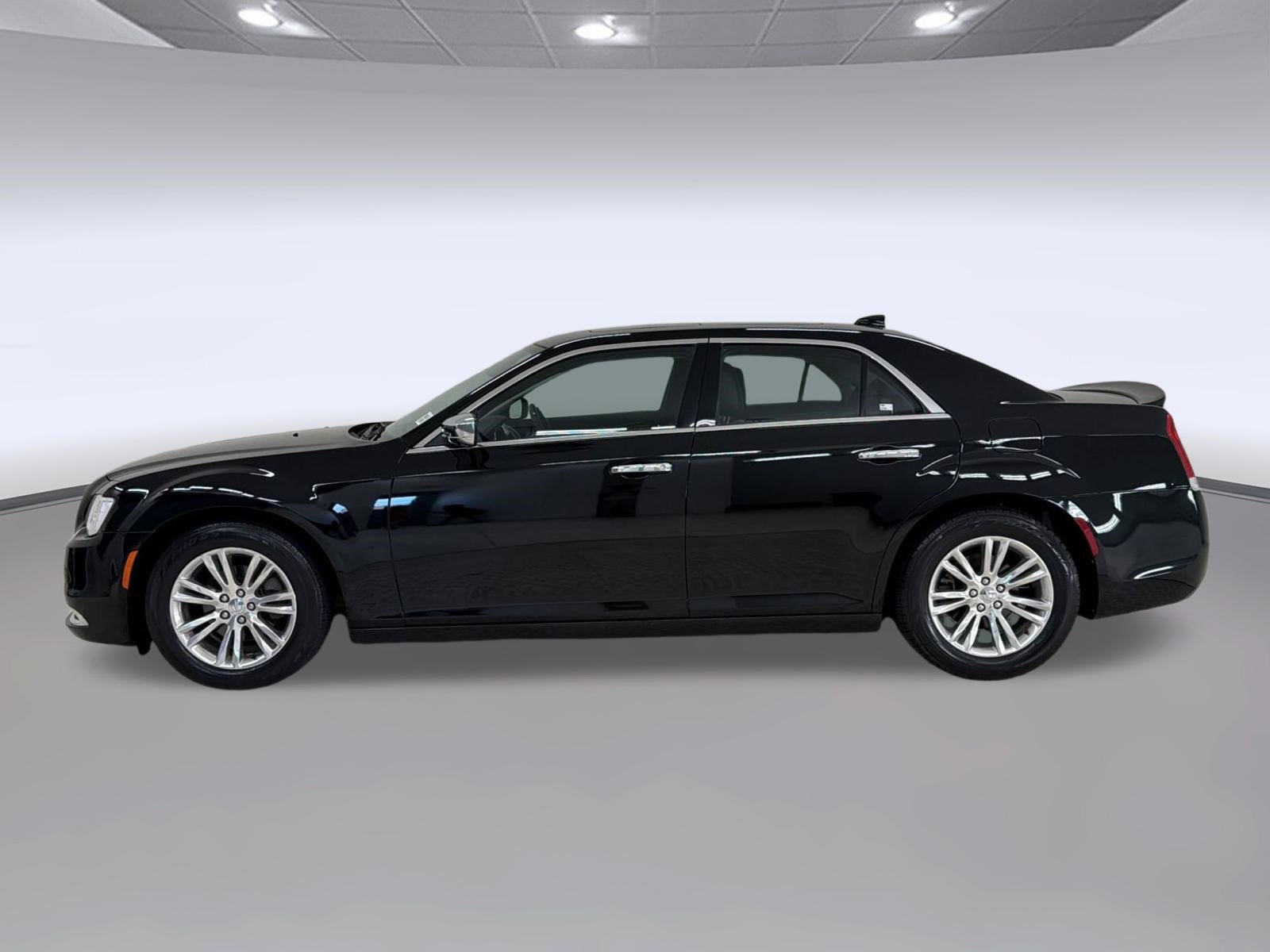 Used 2017 Chrysler 300 C RWD image 2