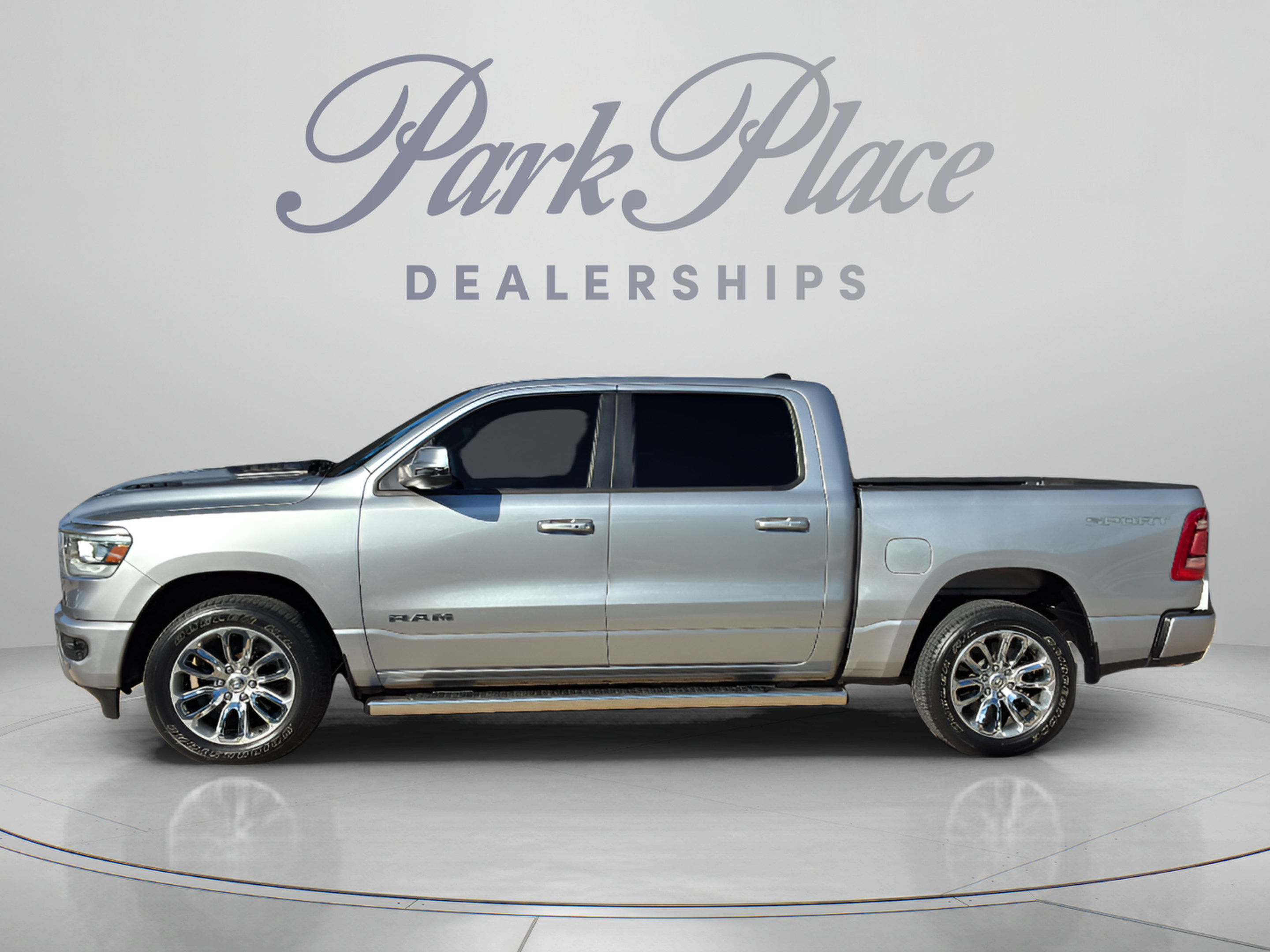 Used 2023 RAM 1500 Laramie AWD/4WD image 2