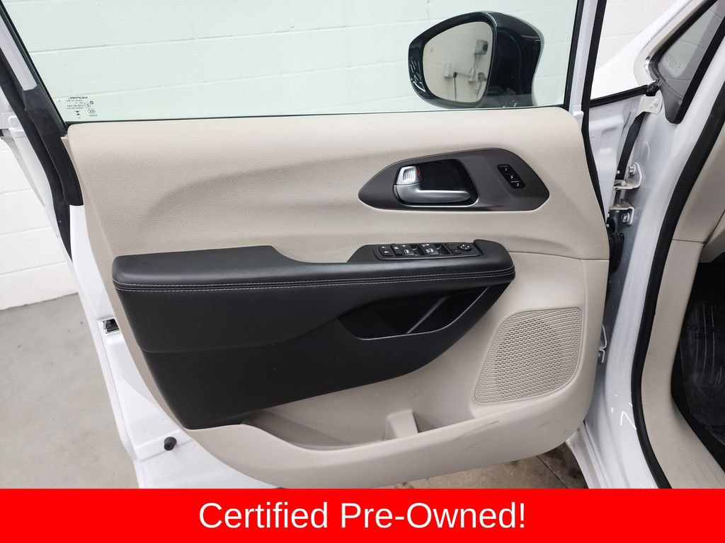 Used 2024 Chrysler Pacifica Touring-L image 9