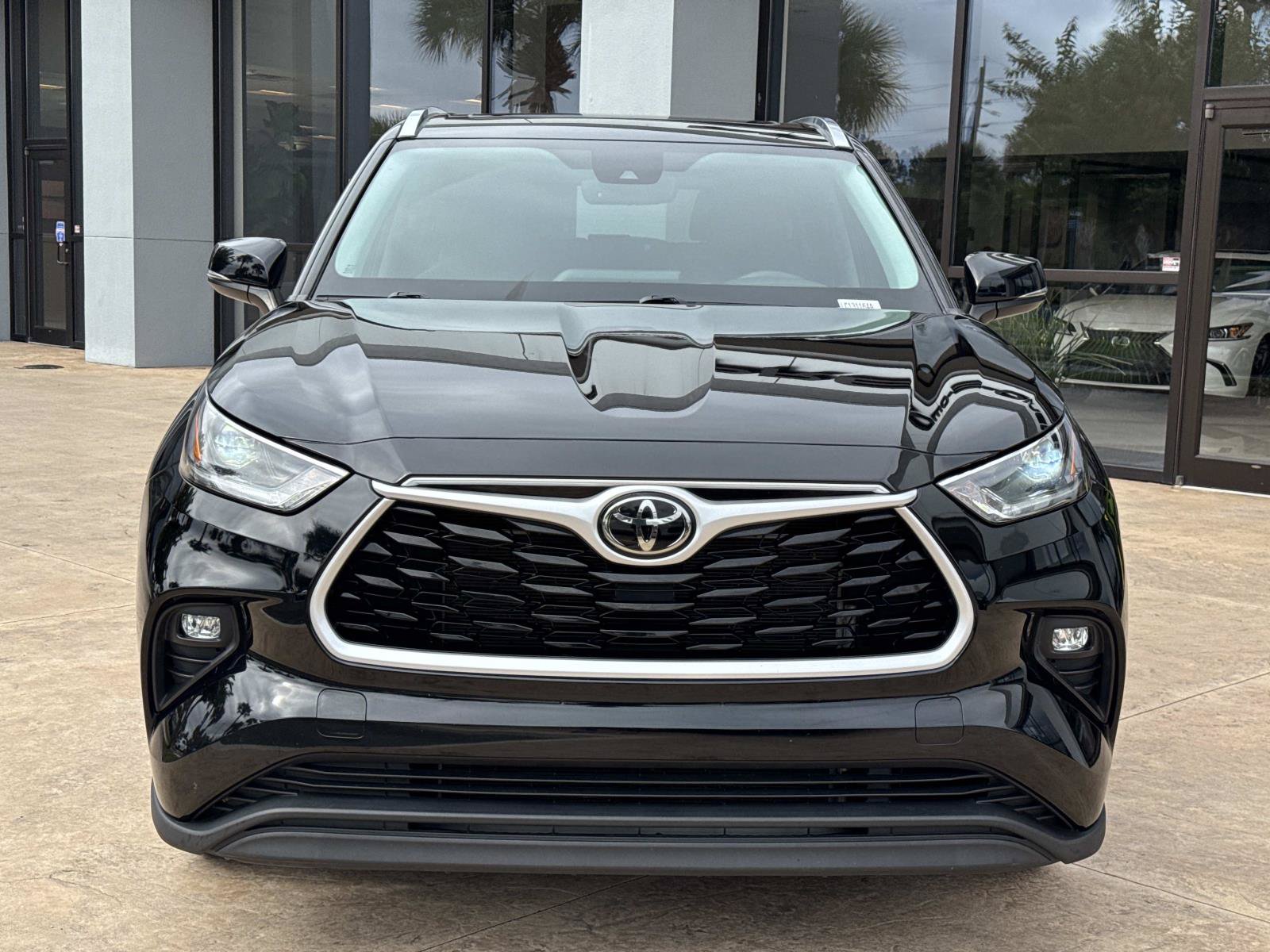 Used 2021 Toyota Highlander XLE AWD/4WD image 8