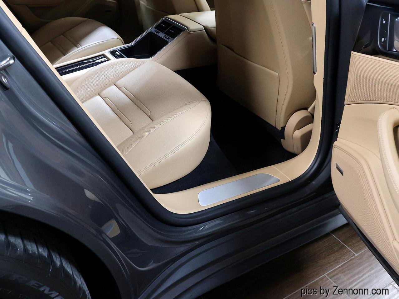 Used 2017 Porsche Panamera Sedan image 35