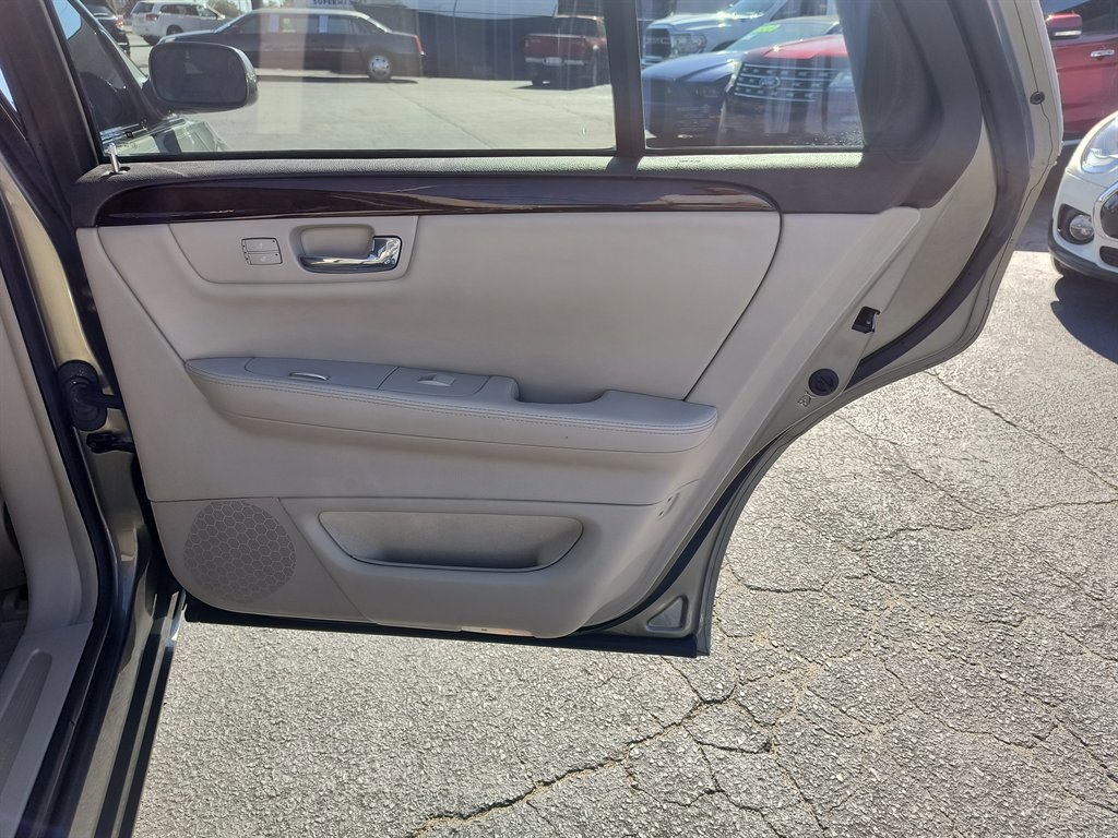 Used 2010 Cadillac DTS Luxury image 25