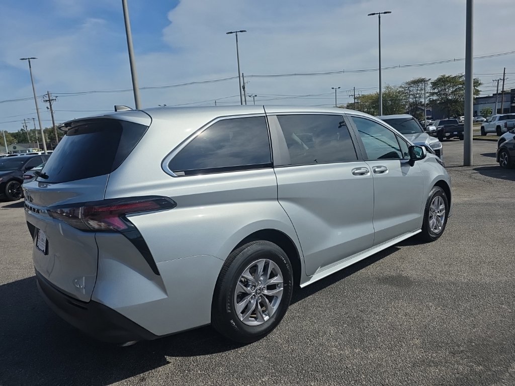 Certified 2025 Toyota Sienna LE FWD image 4