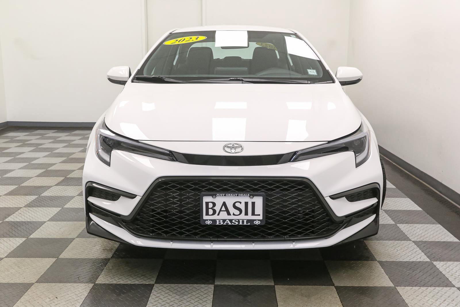 Used 2023 Toyota Corolla SE w/ Carpet Mat Package (TMS) FWD image 3