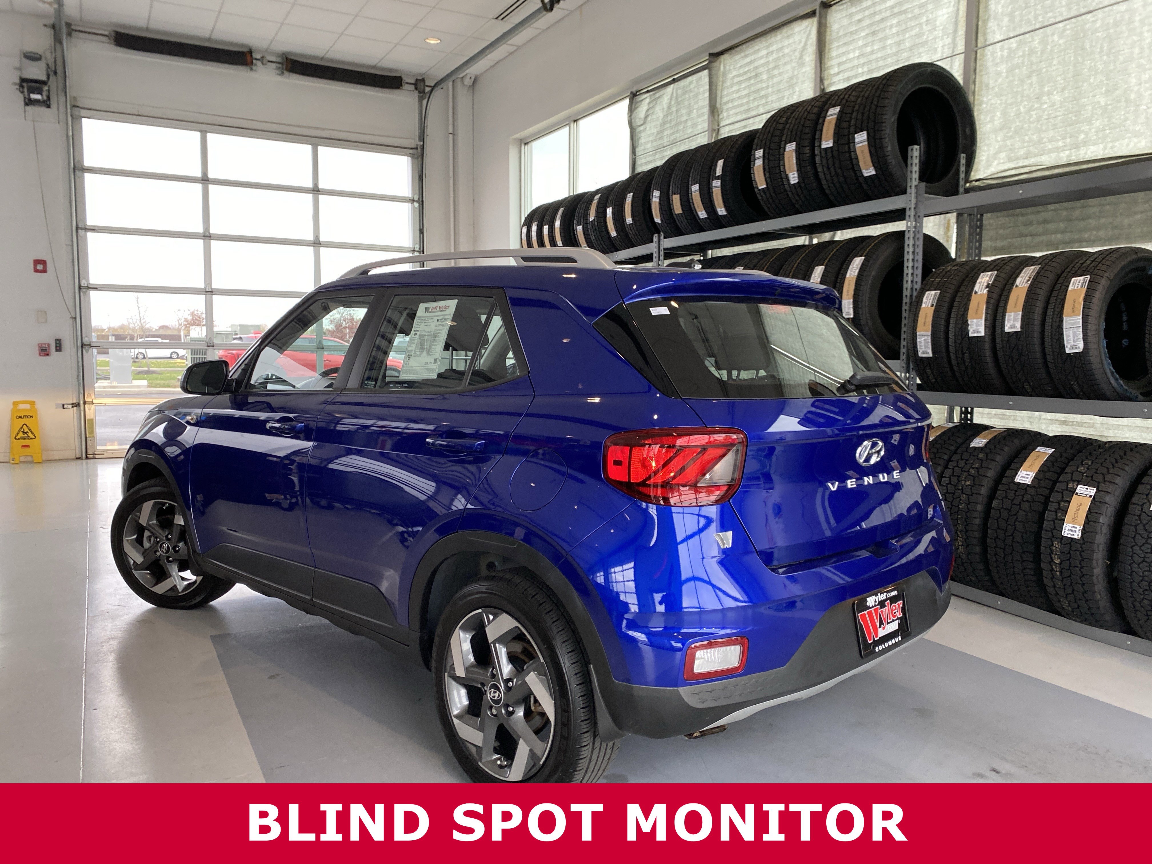 Used 2025 Hyundai Venue SEL image 3