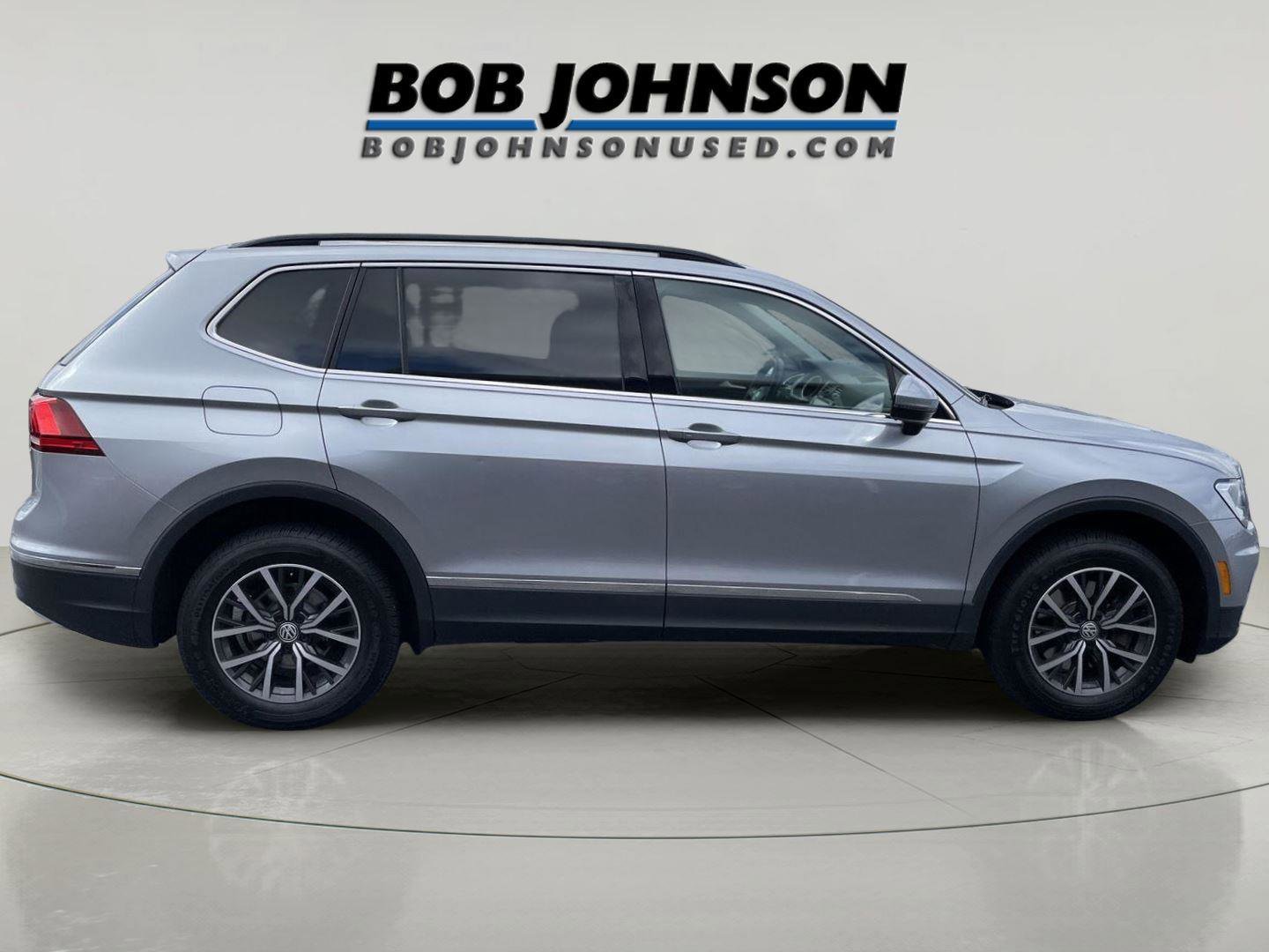 Used 2020 Volkswagen Tiguan SE w/ Panoramic Sunroof Package image 2