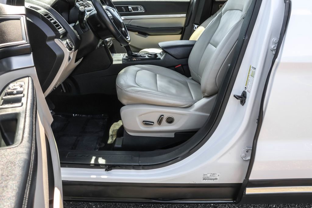 Used 2018 Ford Explorer XLT w/ Equipment Group 202A AWD/4WD image 21