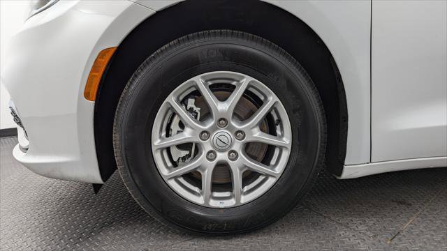 Used 2026 Chrysler Pacifica Select image 32