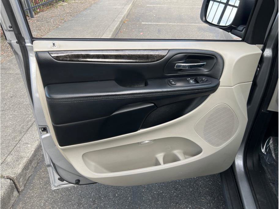 Used 2016 Dodge Grand Caravan American Value Package w/ UConnect Hands-Free Group image 6