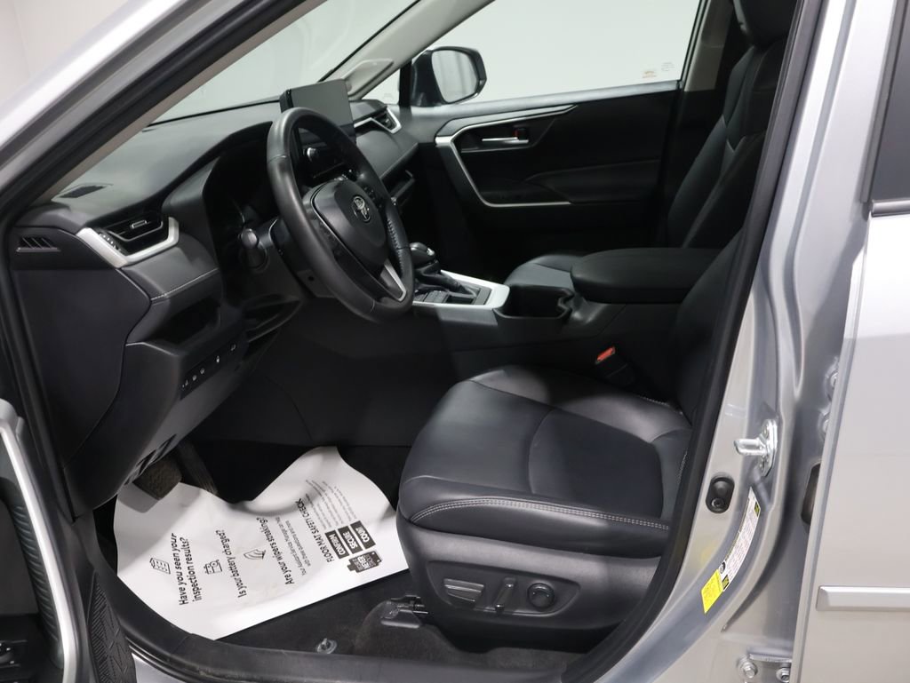 Used 2023 Toyota RAV4 XLE Premium image 10