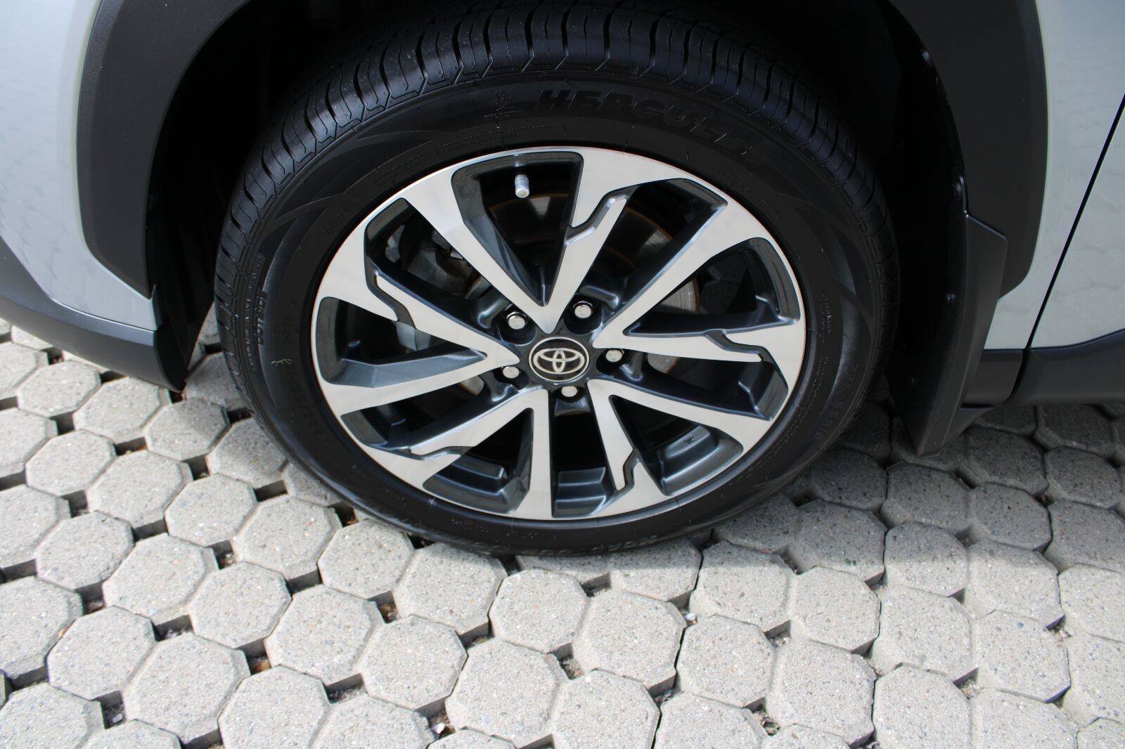 Used 2022 Toyota Corolla Cross XLE w/ Convenience Package FWD image 12