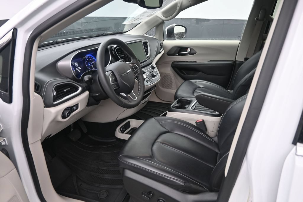 Used 2023 Chrysler Pacifica Touring-L AWD/4WD image 10