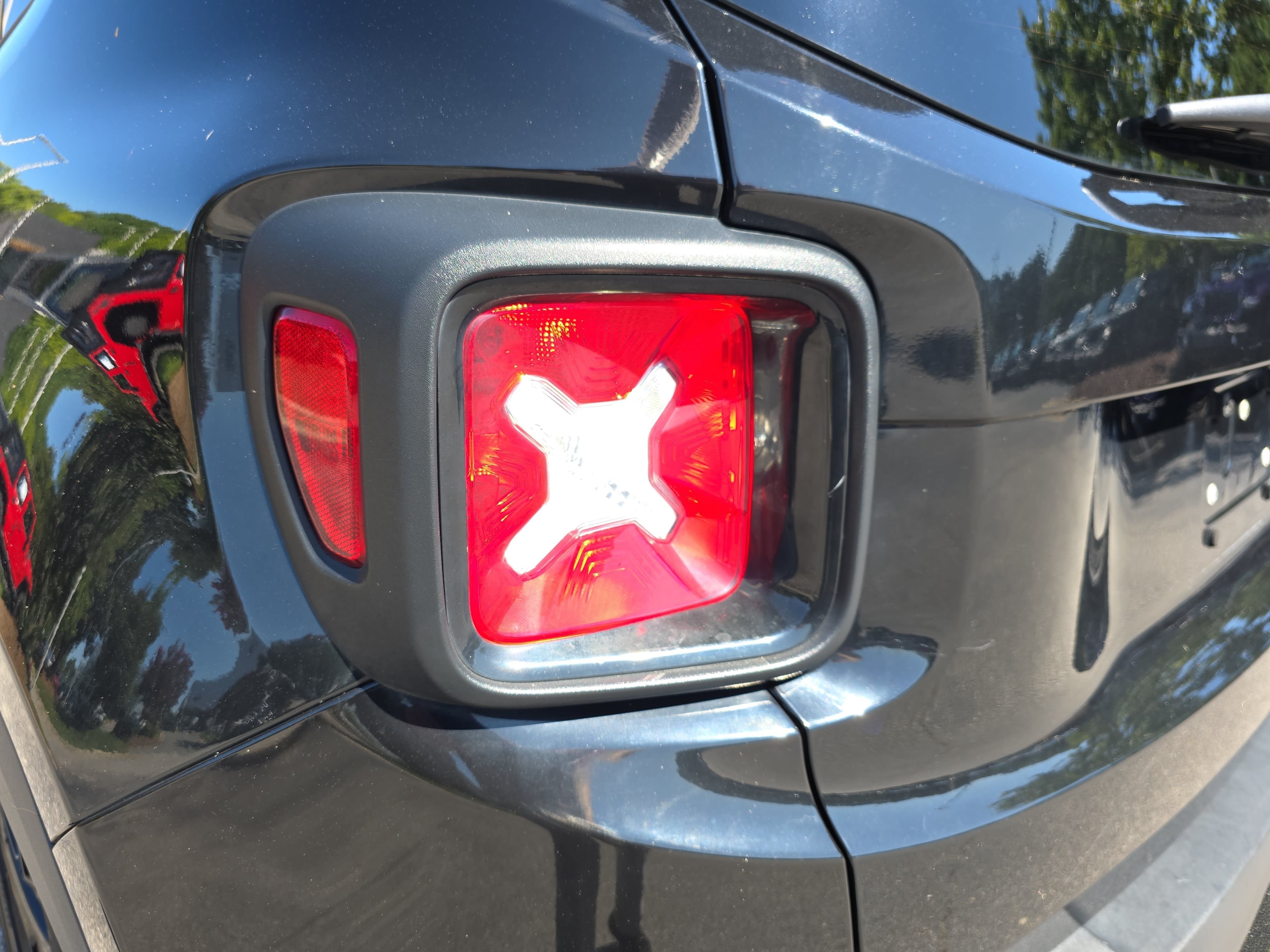 Used 2017 Jeep Renegade Altitude FWD image 30