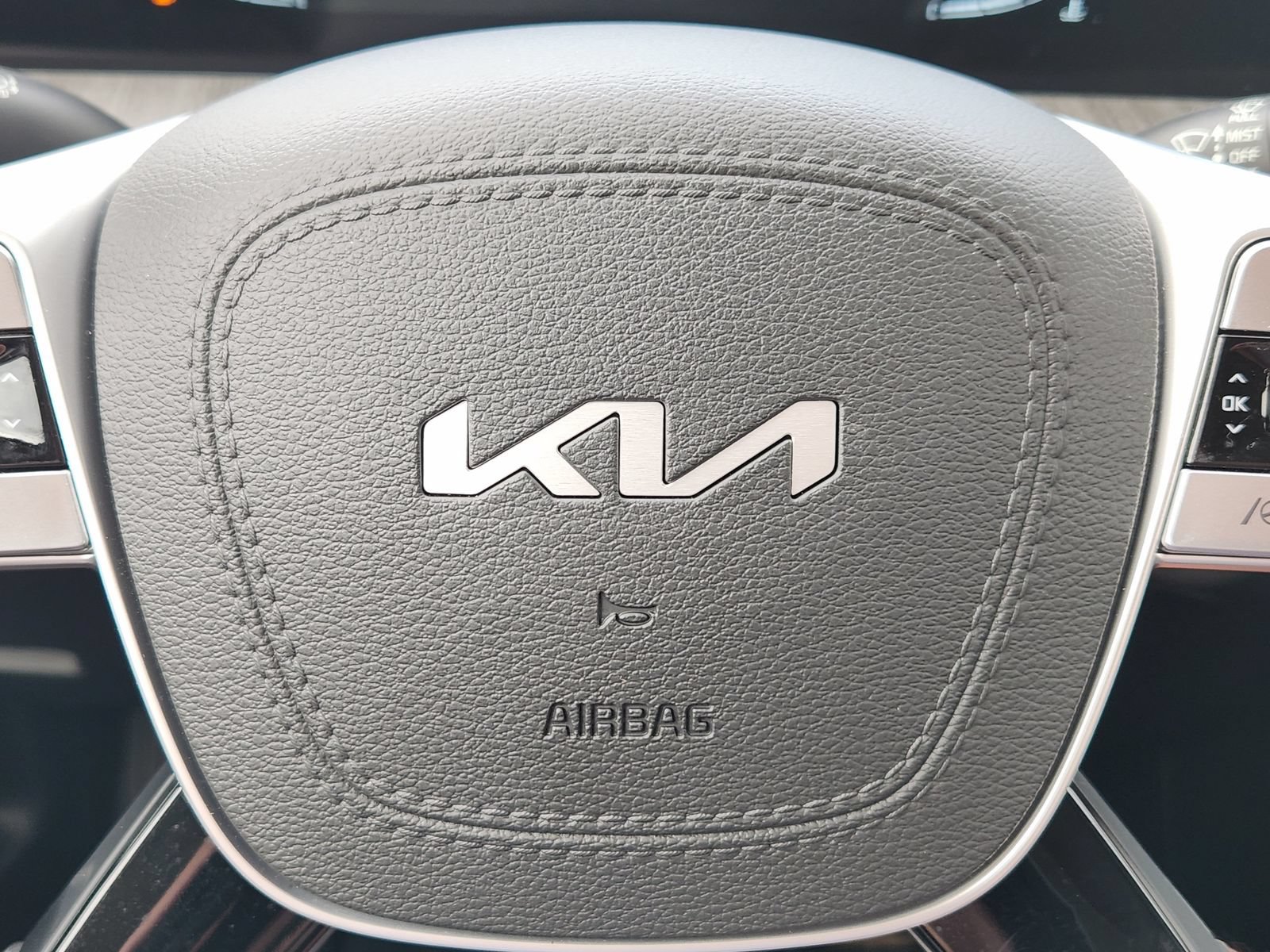 Used 2025 Kia Telluride EX w/ EX Captain's Chair Package FWD image 37