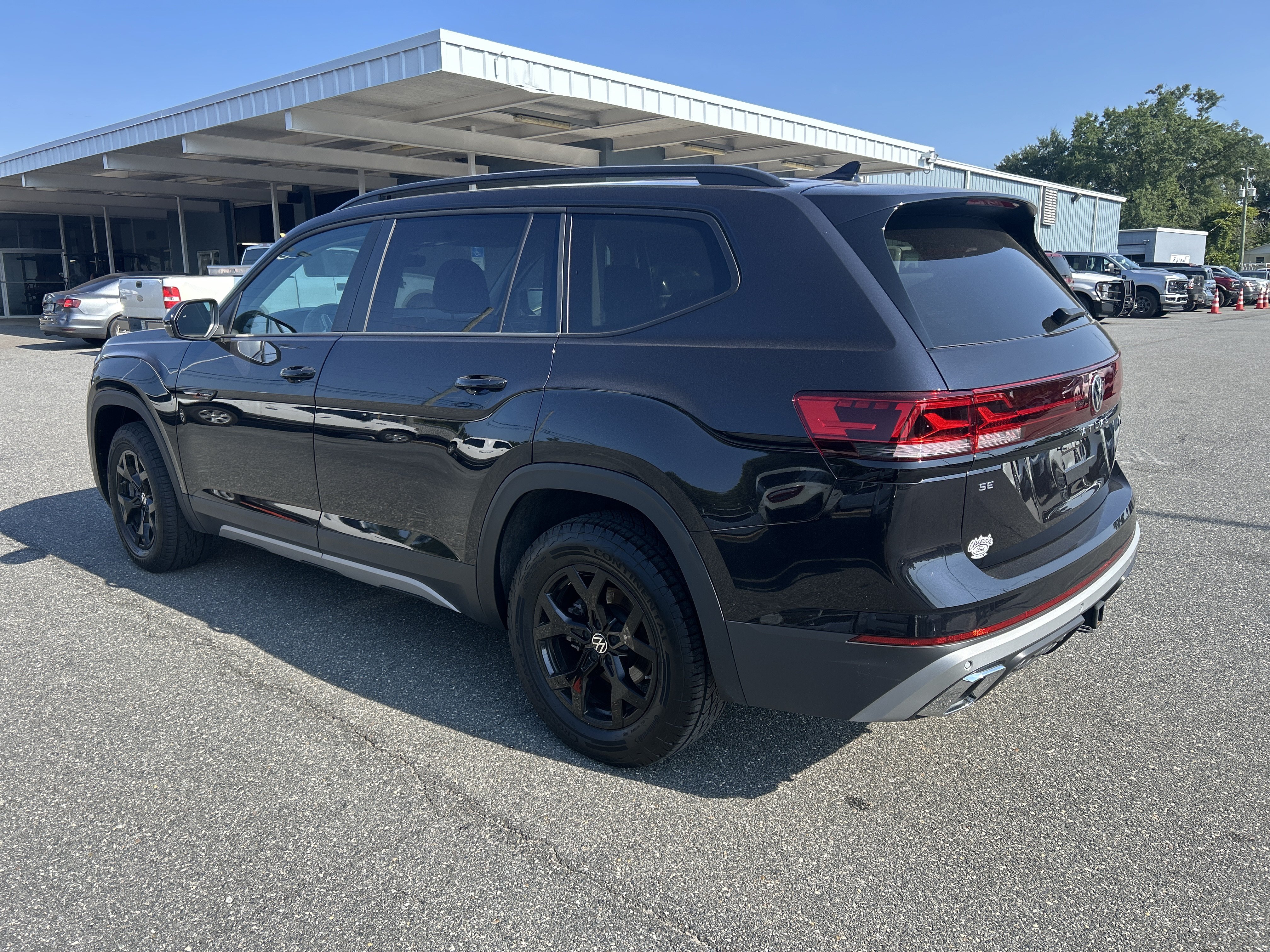 Used 2024 Volkswagen Atlas Peak Edition SE AWD/4WD image 5