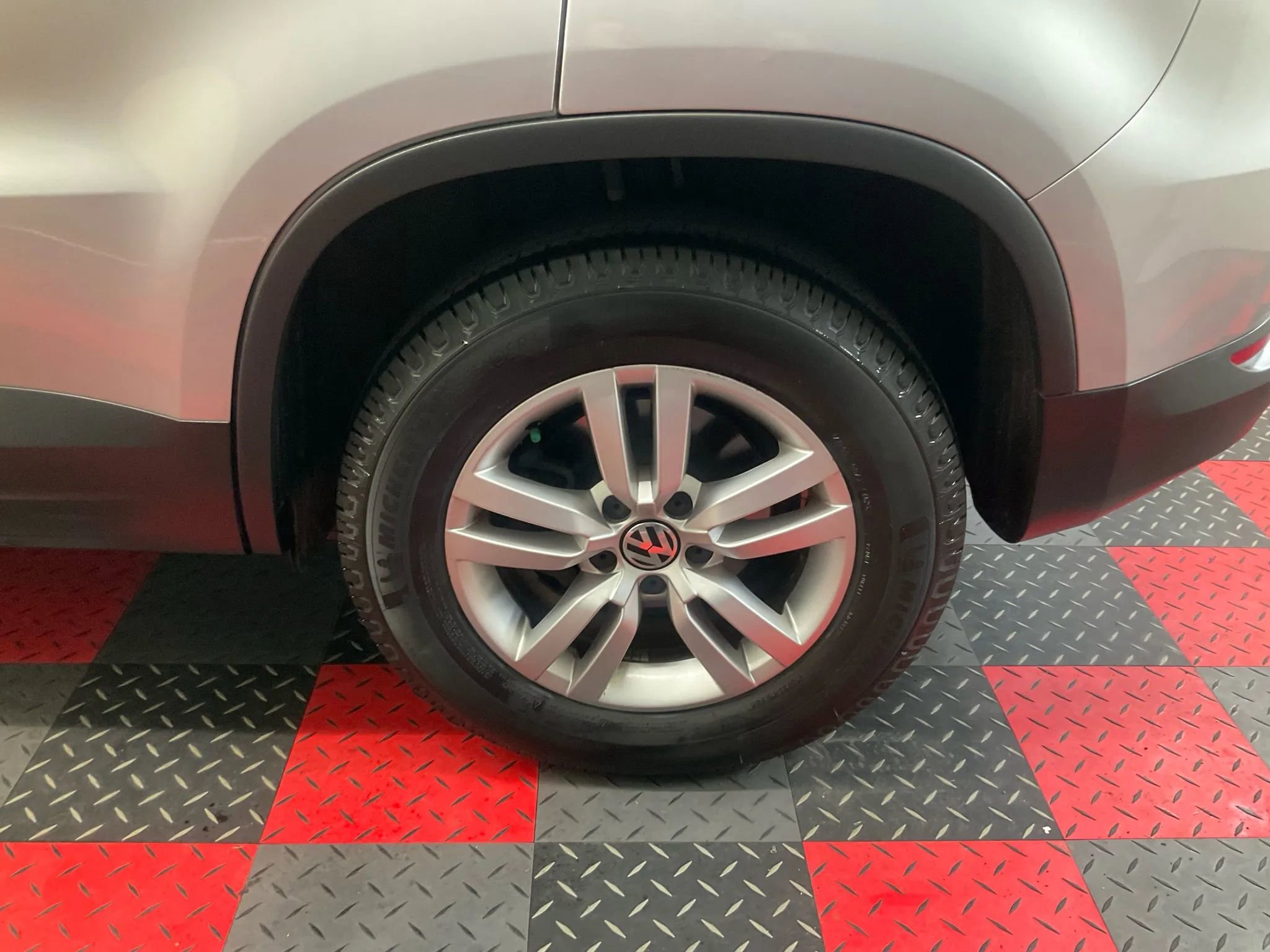 Used 2017 Volkswagen Tiguan S image 5