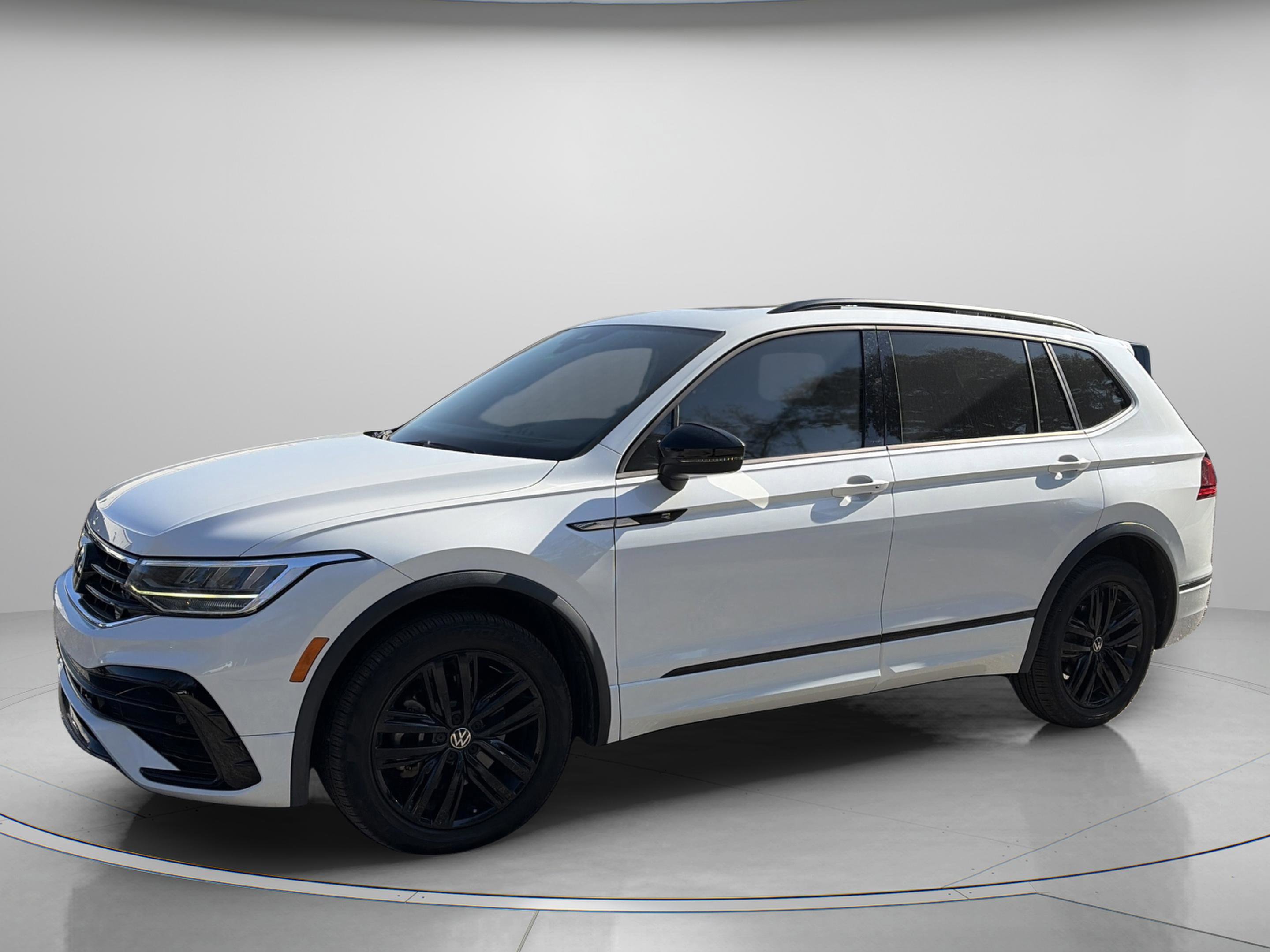 Used 2022 Volkswagen Tiguan SE R-Line image 2