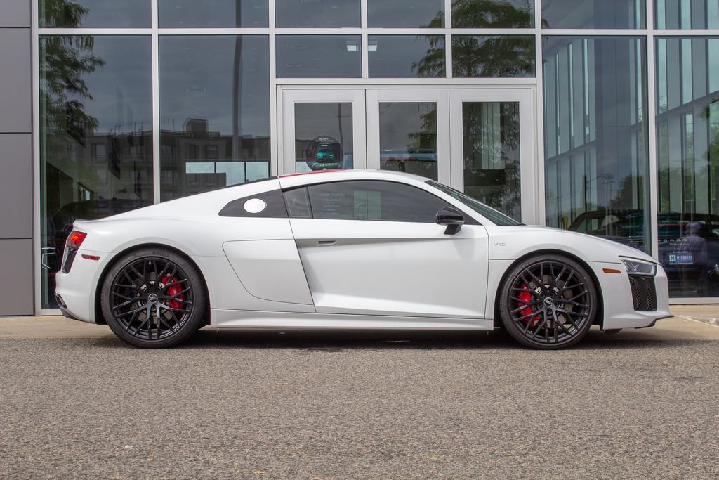 Used 2018 Audi R8 V10 w/ Premium Package RWD image 4