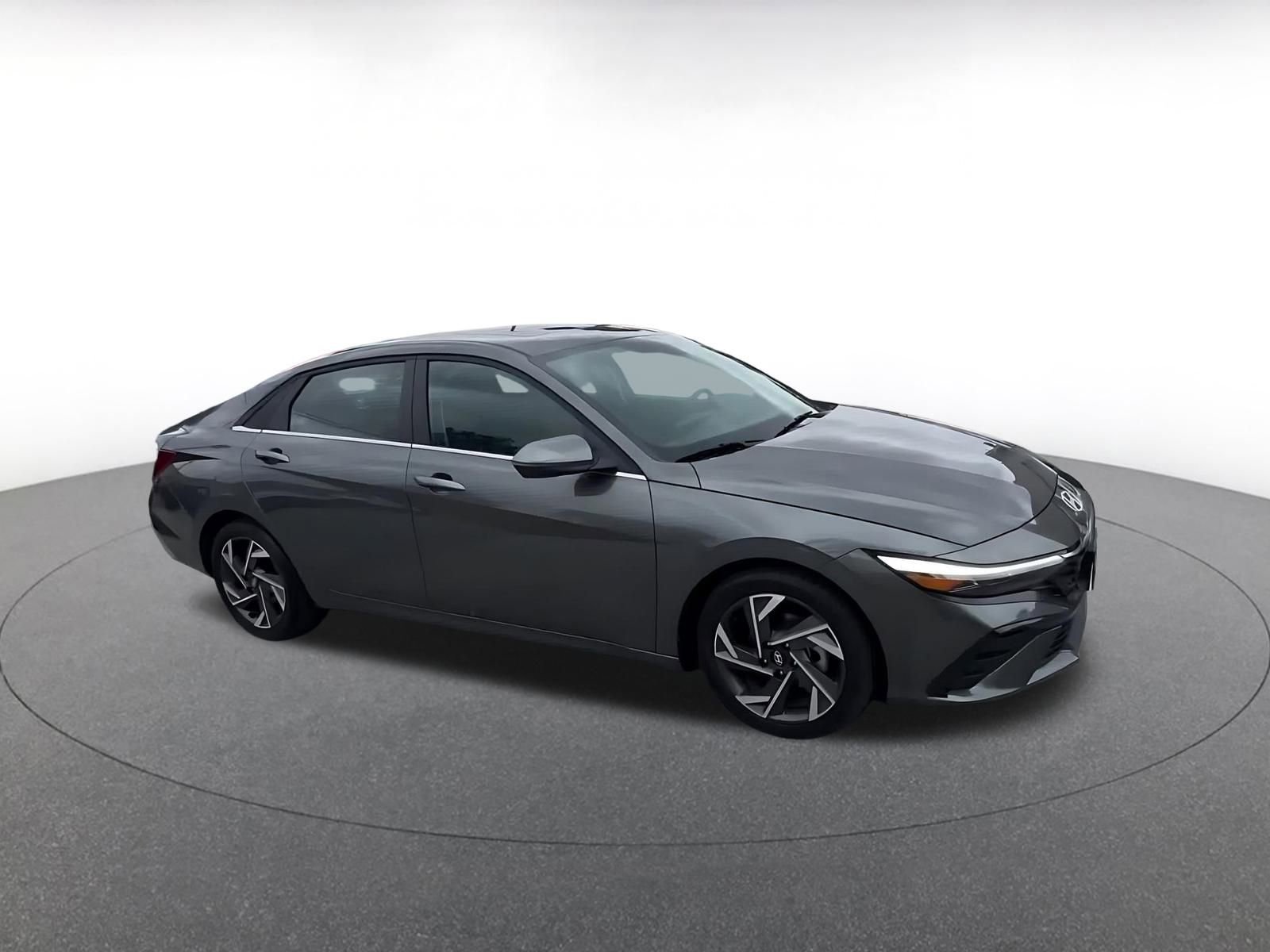Used 2025 Hyundai Elantra Limited FWD image 2