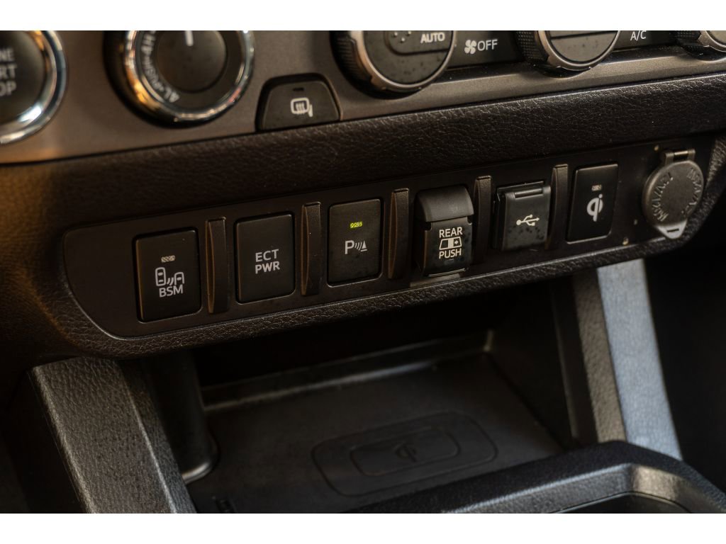 Used 2020 Toyota Tacoma TRD Sport w/ TRD Premium Sport Package AWD/4WD image 27