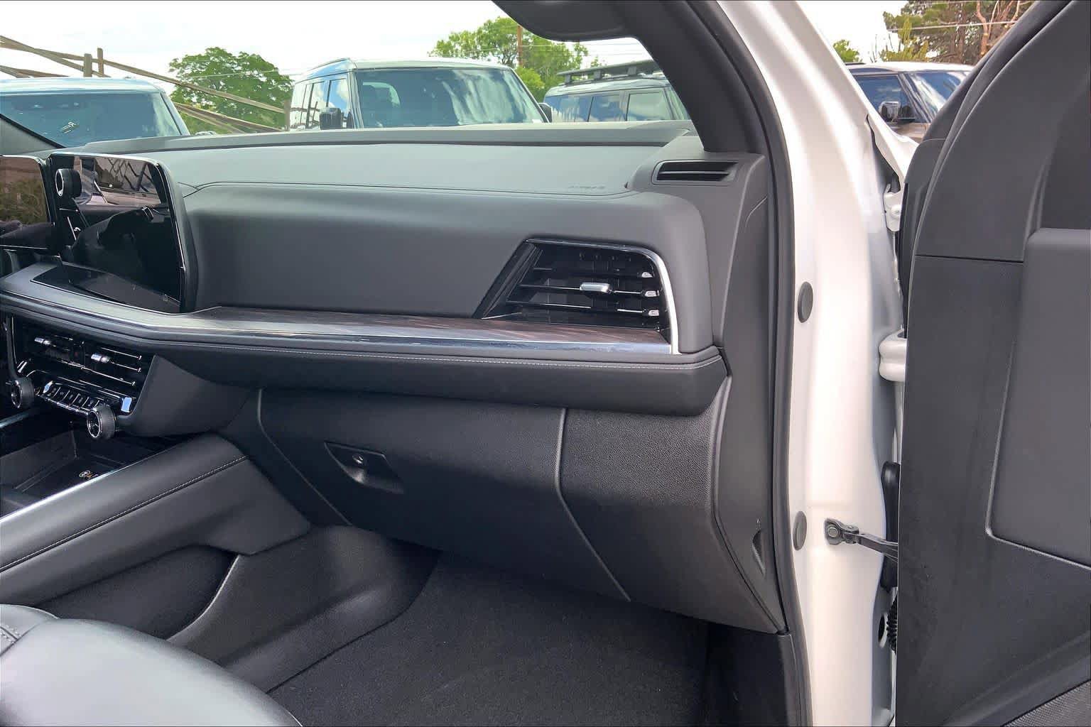 Used 2025 Chevrolet Suburban Z71 AWD/4WD image 18
