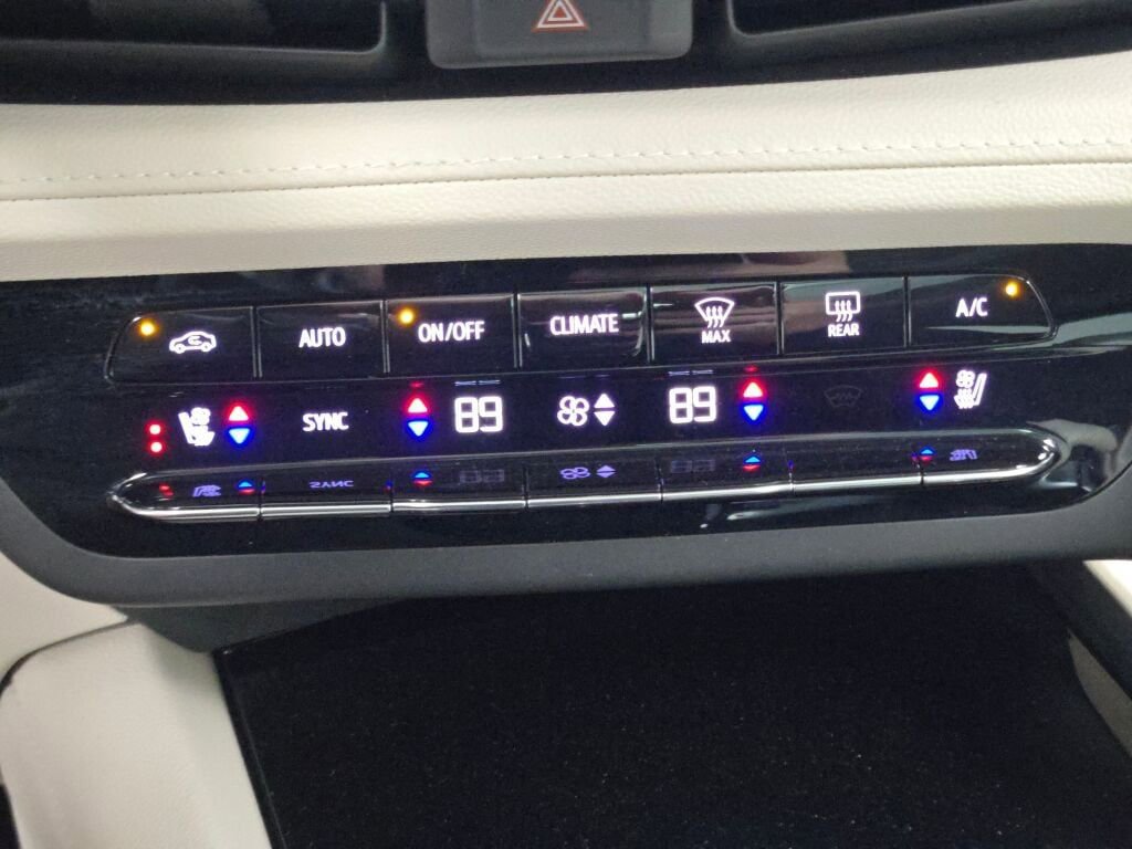 Used 2023 Buick Envision Avenir image 29