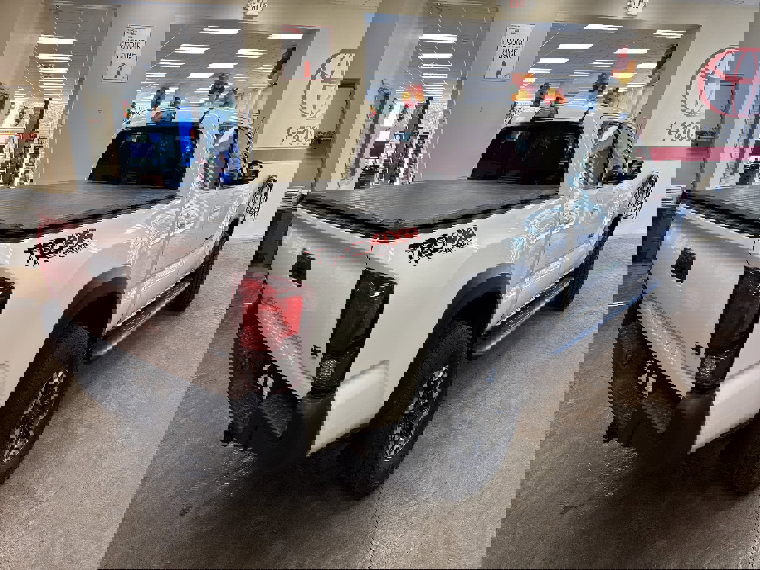 Used 2019 Toyota Tacoma TRD Off-Road image 9