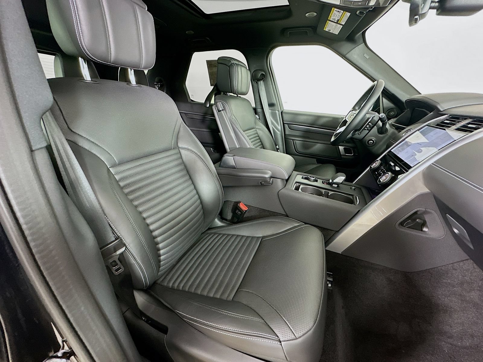 Used 2025 Land Rover Discovery Metropolitan Edition AWD/4WD image 45