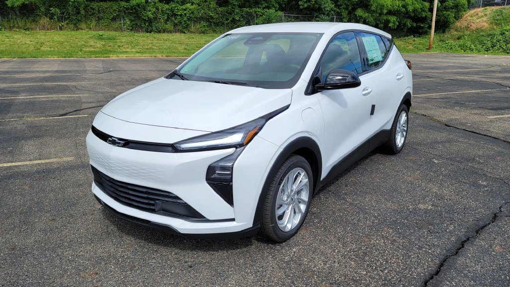 New 2027 Chevrolet Bolt LT w/ LPO, All-Weather Package FWD image 5