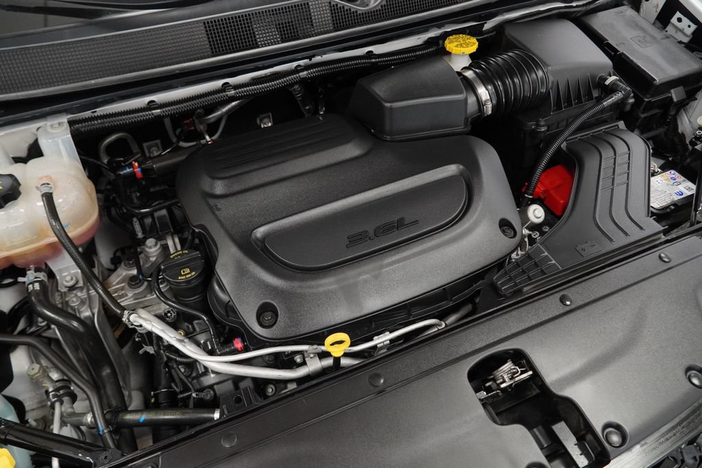 Certified 2025 Chrysler Pacifica Select AWD/4WD image 46