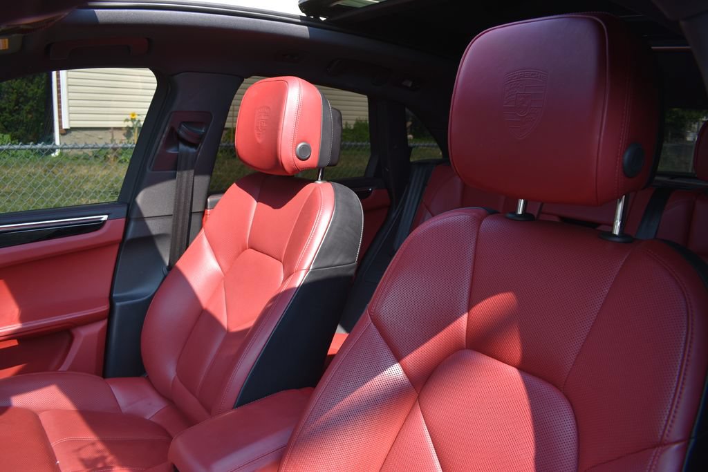 Used 2024 Porsche Macan Turbo AWD/4WD image 9