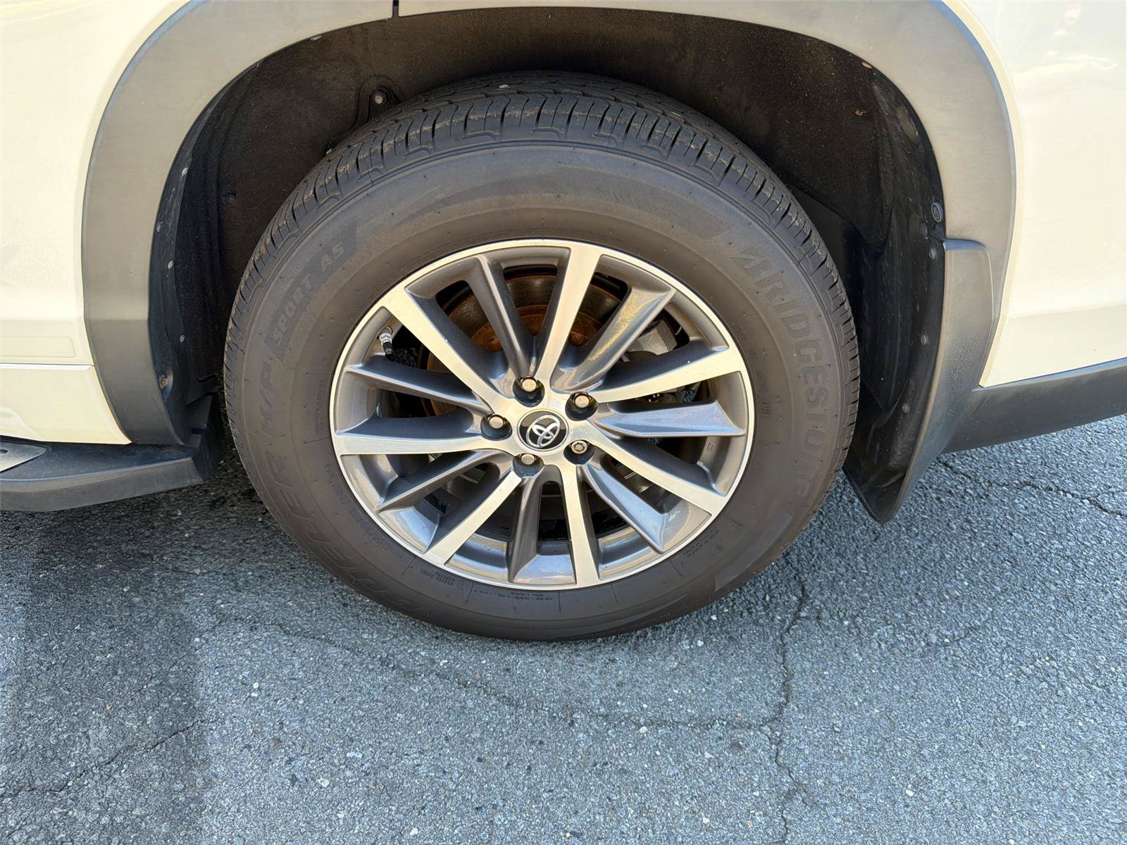 Used 2018 Toyota Highlander XLE AWD/4WD image 34