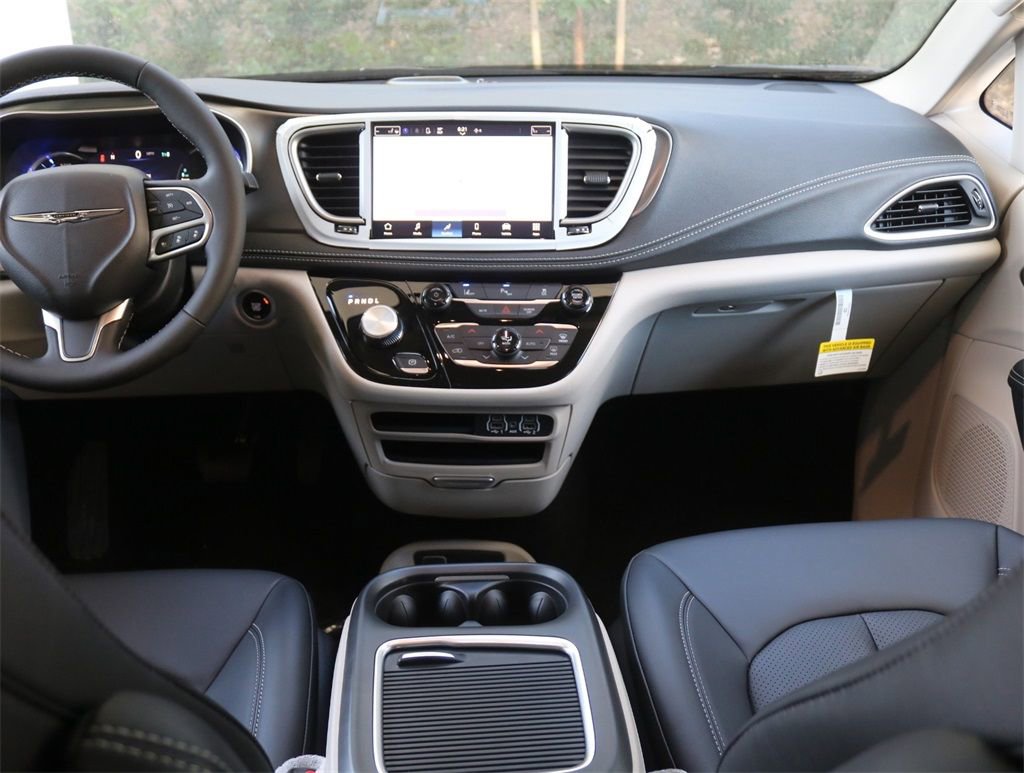 Used 2023 Chrysler Pacifica Touring-L image 9