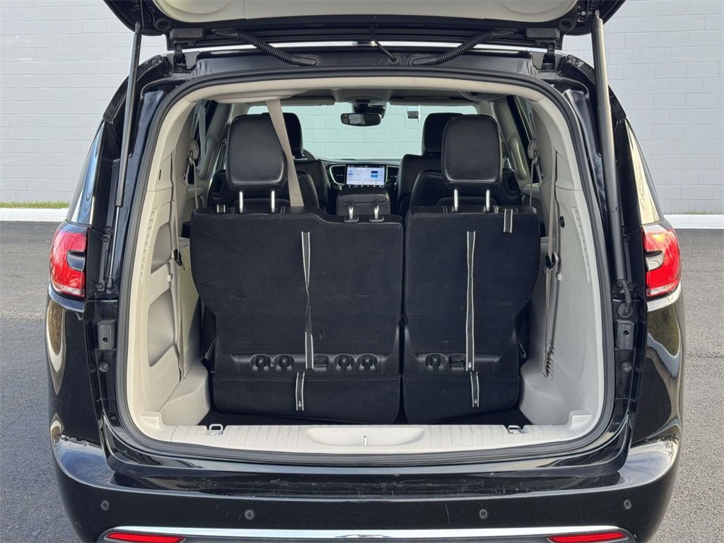 Used 2024 Chrysler Pacifica Touring-L image 15