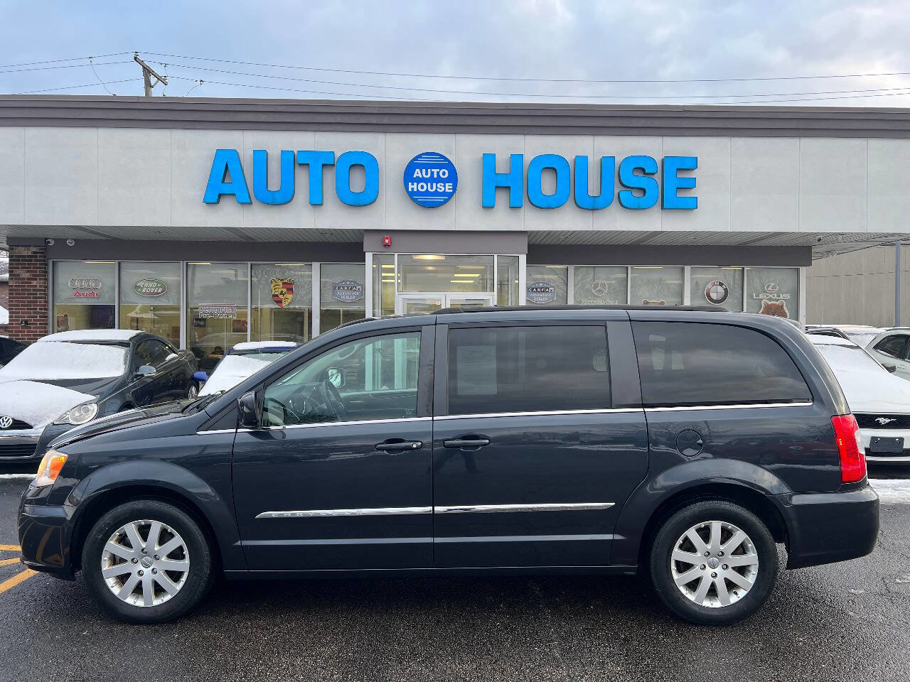 Used 2014 Chrysler Town & Country Touring image 8
