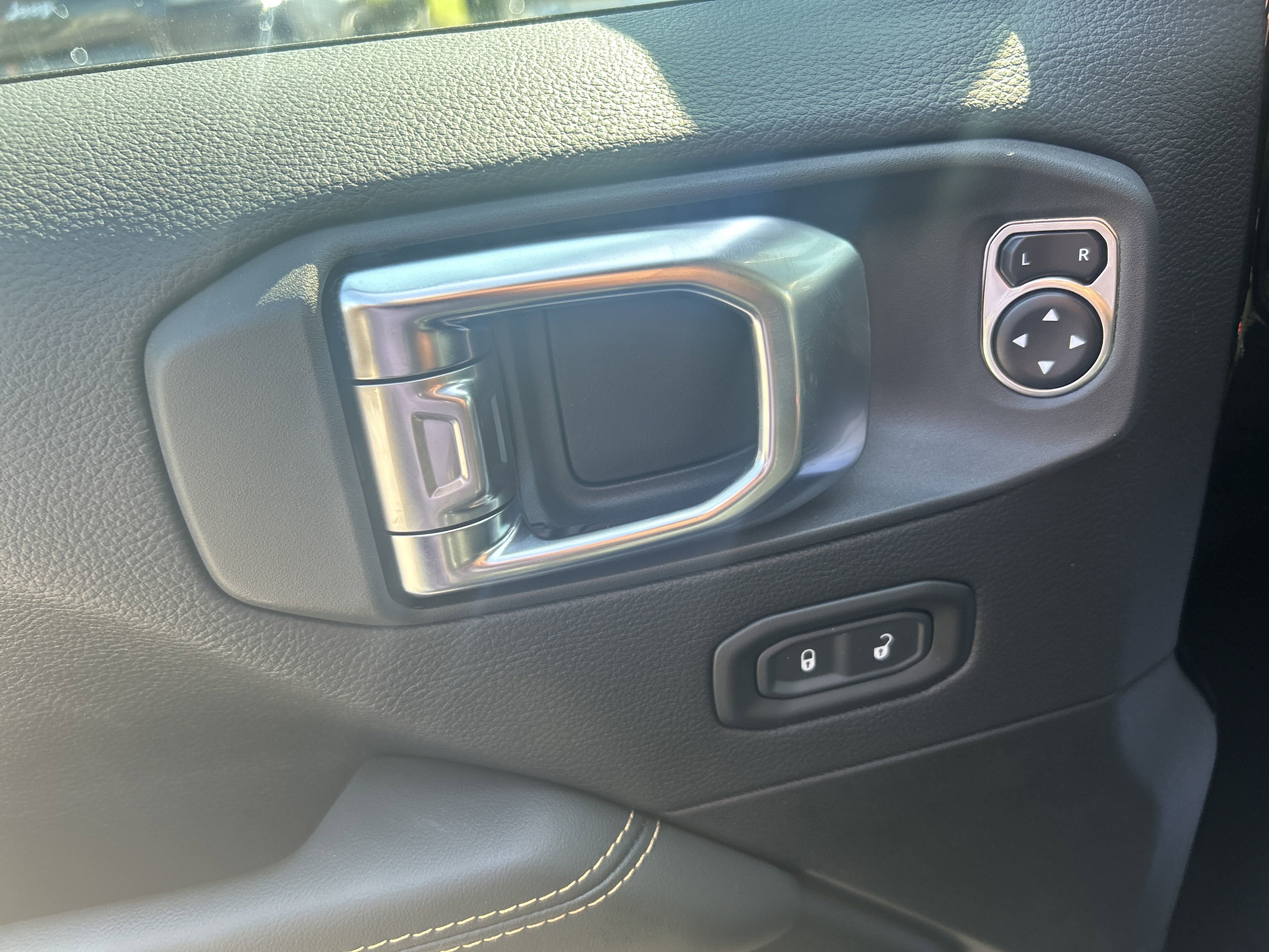 New 2025 Jeep Gladiator Sport image 11