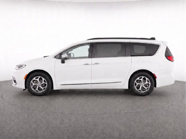 Used 2023 Chrysler Pacifica Limited FWD image 6